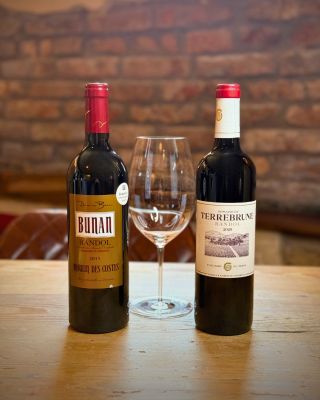 Některé láhve mizí rychleji ☝🏻 a proto jsme pro vás připravili speciální sekci s posledními kousky vín. 🍇 Možná tam...