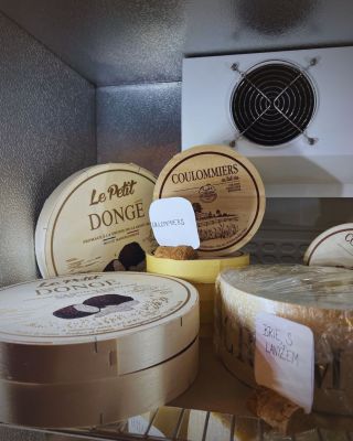 🧀 Milovníci sýrů, zbystřete! Francouzské sýry právě dorazily k nám do vinárny 🍷 a věřte, že si s našimi víny perfektně...