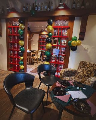 Vánoce se blíží, diář je plný a na plánování večírku už nezbyl čas? 🤷‍♀️ Nechte to letos na nás! Ve Vins de Bandol pro vás...